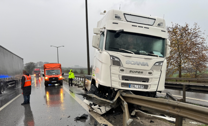 tir-bariyere-ok-gibi-saplandi-surucu-mucize-eseri-kurtuldu