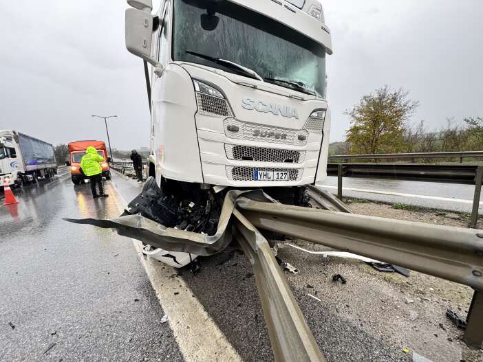 tir-bariyere-ok-gibi-saplandi-surucu-mucize-eseri-kurtuldu