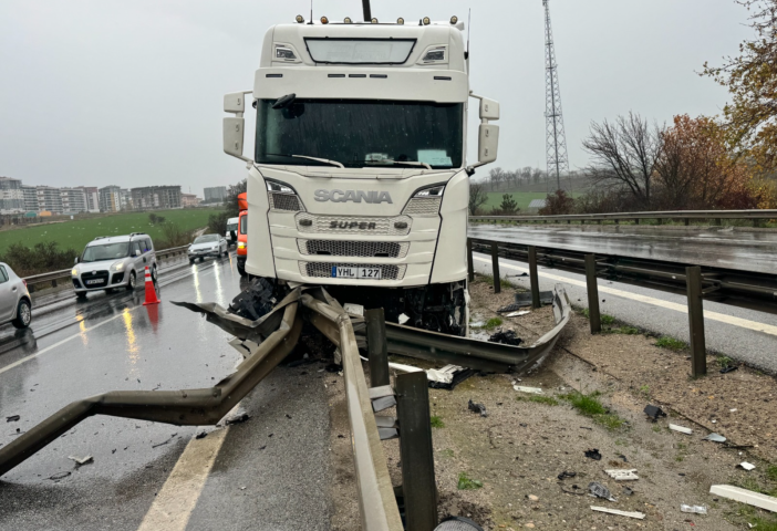 tir-bariyere-ok-gibi-saplandi-surucu-mucize-eseri-kurtuldu