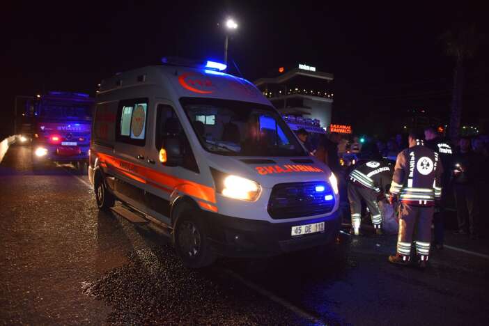 traktor-ile-cekici-arasinda-sikisan-adam-zor-cikarildi