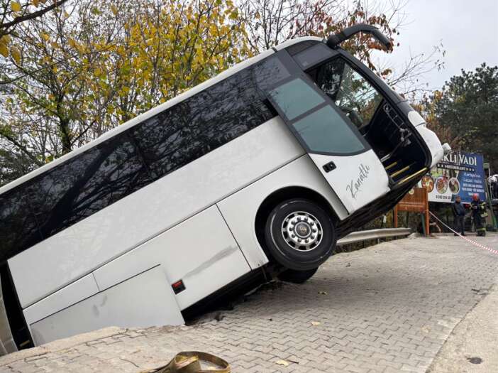 tur-otobusu-sarampole-dustu-kurtarma-calismalari-baslatildi