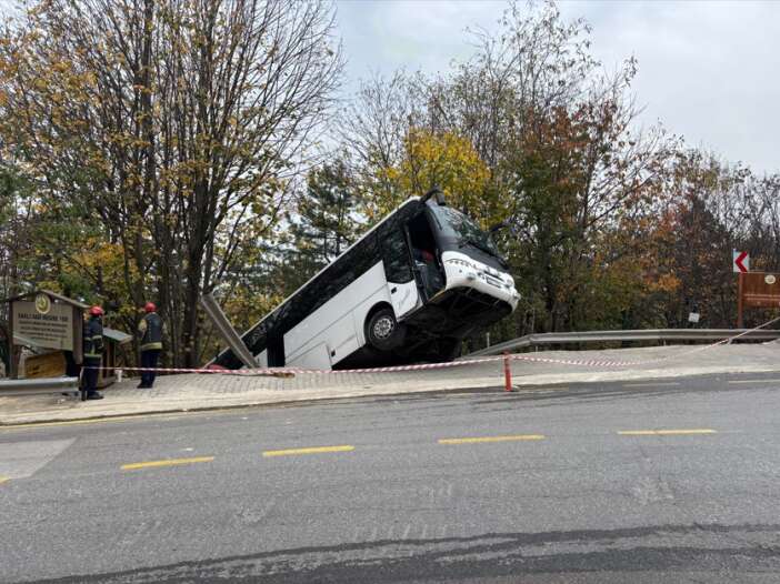 tur-otobusu-sarampole-dustu-kurtarma-calismalari-baslatildi