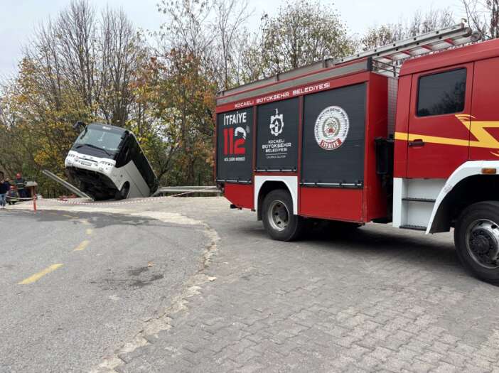 tur-otobusu-sarampole-dustu-kurtarma-calismalari-baslatildi