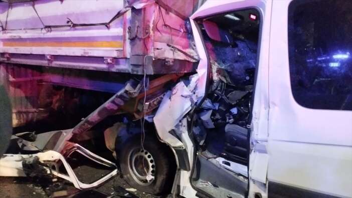 isci-servisi-tirla-carpisti-cok-sayida-yarali-var