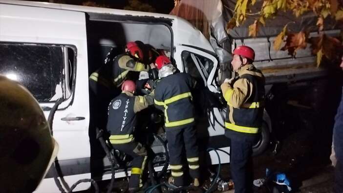 isci-servisi-tirla-carpisti-cok-sayida-yarali-var