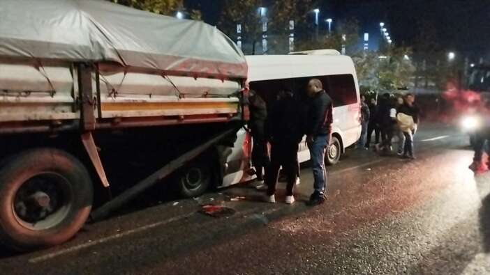 isci-servisi-tirla-carpisti-cok-sayida-yarali-var