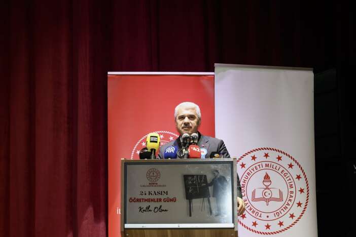 konyada-protokolun-katilimiyla-24-kasim-ogretmenler-gunu-kutlandi-002