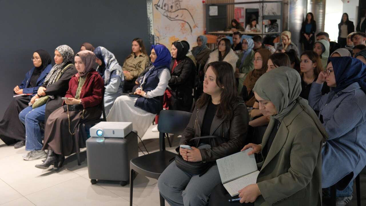 konyanin-kadinlar-pazarini-anlatan-eserin-galasi-siada-tanitildi