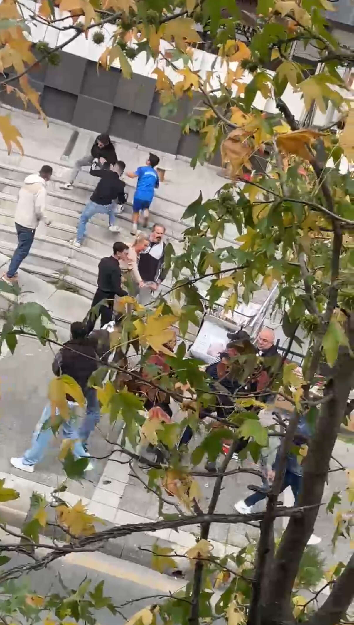 16-yasindaki-genc-kiz-kardesini-rahatsiz-edenleri-sokak-ortasinda-bicakladi