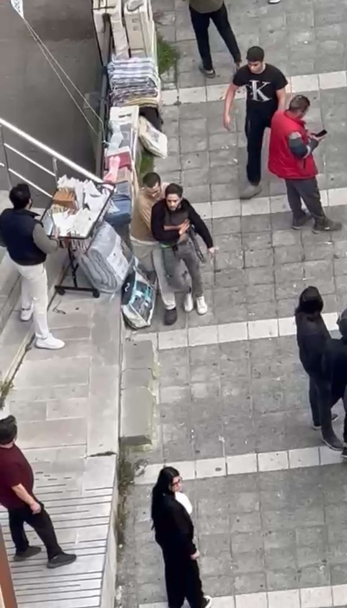 16-yasindaki-genc-kiz-kardesini-rahatsiz-edenleri-sokak-ortasinda-bicakladi