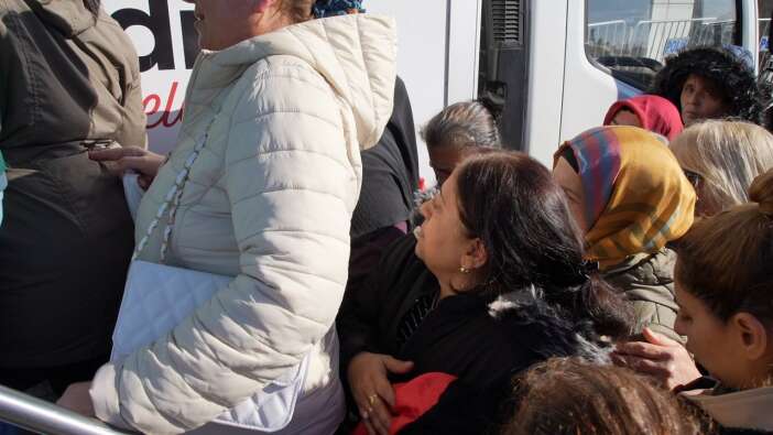 bedava-yag-dagitiminda-izdiham-insanlar-birbirini-ezdi