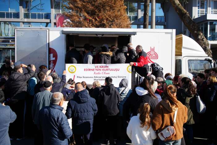 bedava-yag-dagitiminda-izdiham-insanlar-birbirini-ezdi