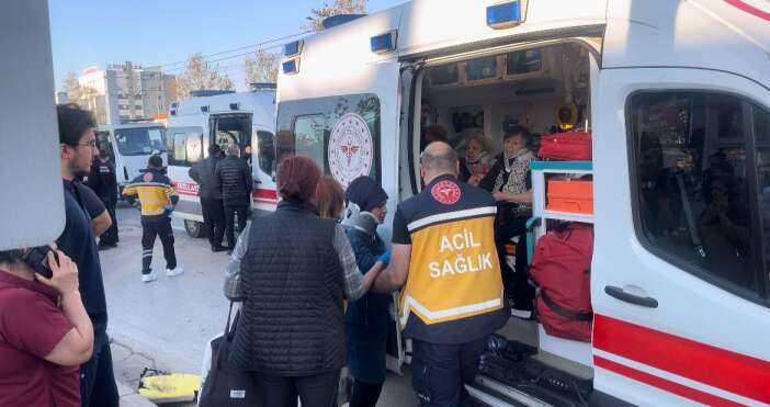 iki-otomobilin-yarisi-kotu-bitti-14-kisi-hastaneye-kaldirildi