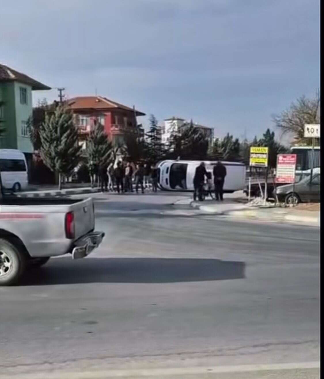 konyada-acil-ilac-araci-devrildi-1-yarali-var