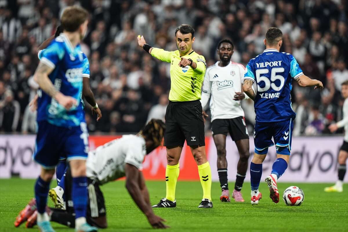 besiktas-var-kayitlarini-izledikten-sonra-hakemi-hedef-aldi