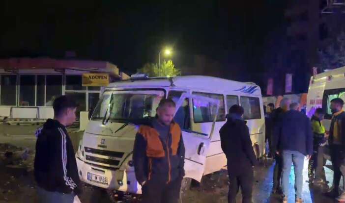 cip-yolcu-minibusune-carpti-baba-kiz-hastaneye-kaldirildi