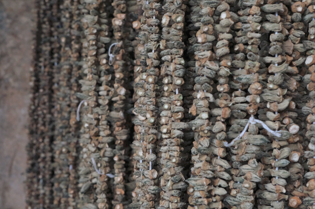 konya-dugunlerinin-vazgecilmezi-kuru-bamya-tezgahlarda-yerini-aldi