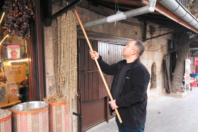 konya-dugunlerinin-vazgecilmezi-kuru-bamya-tezgahlarda-yerini-aldi