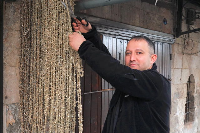 konya-dugunlerinin-vazgecilmezi-kuru-bamya-tezgahlarda-yerini-aldi