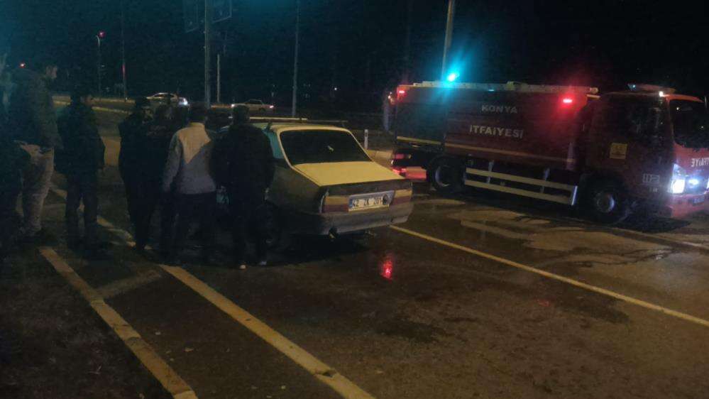 konyada-kirmizi-isikta-bekleyen-otomobil-alev-aldi