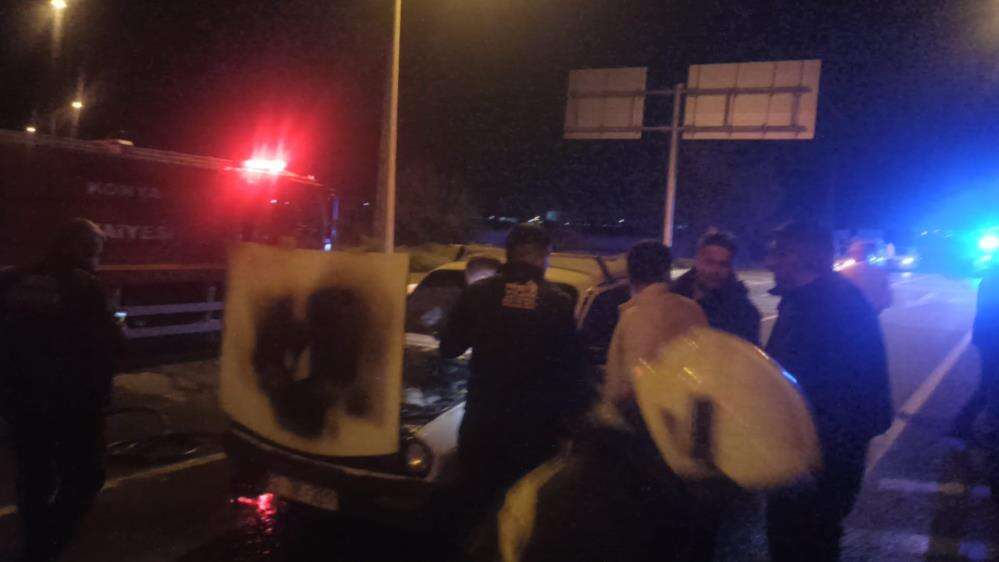 konyada-kirmizi-isikta-bekleyen-otomobil-alev-aldi