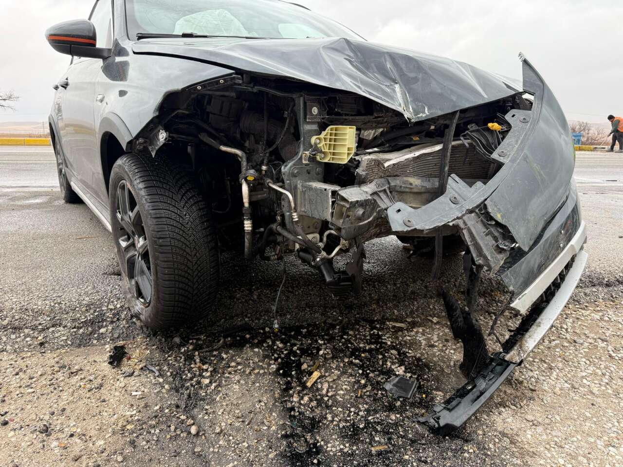 konyada-olumden-donulen-an-tir-donuse-girdi-otomobil-refuje-carpti