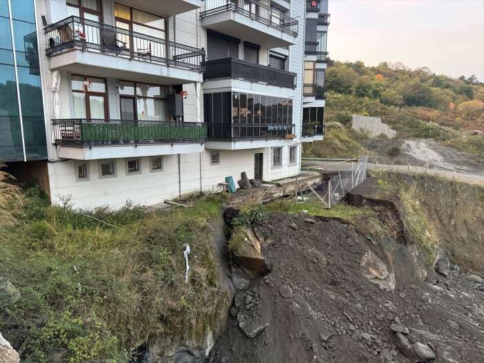 olusan-dev-yariklar-panige-neden-oldu-bina-bosaltildi