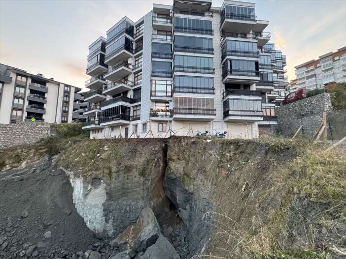 olusan-dev-yariklar-panige-neden-oldu-bina-bosaltildi