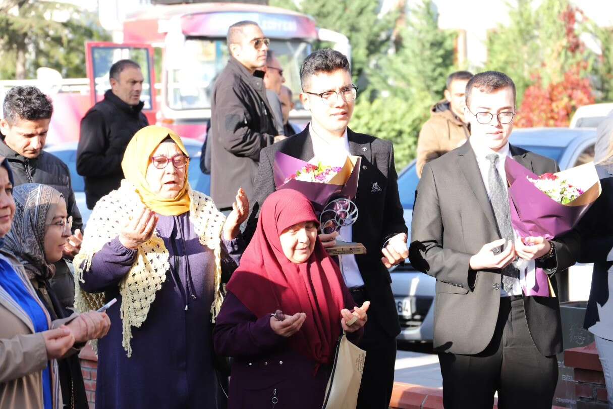 romadan-konyaya-gelen-zafer-ilginli-ogrenciler-dunya-sampiyonu-oldu