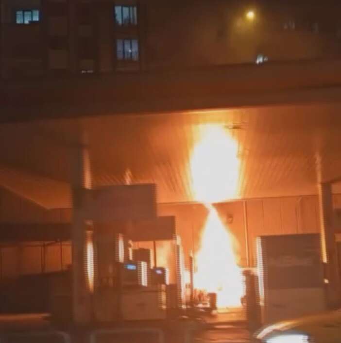 sarjdaki-elektrikli-otomobil-alev-aldi-patladi