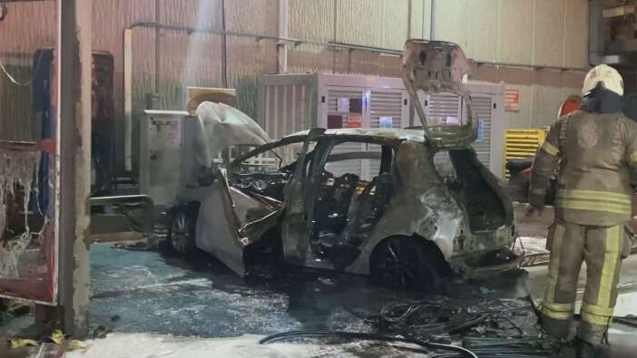 sarjdaki-elektrikli-otomobil-alev-aldi-patladi