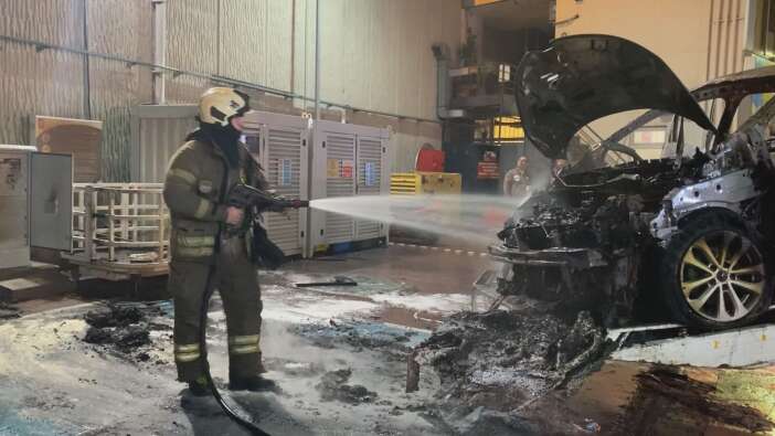 sarjdaki-elektrikli-otomobil-alev-aldi-patladi