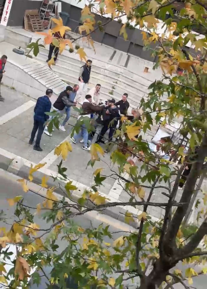 sokak-karisti-kardesini-taciz-eden-iki-kisiyi-bicakladi-amca-yaralilara-saldirdi