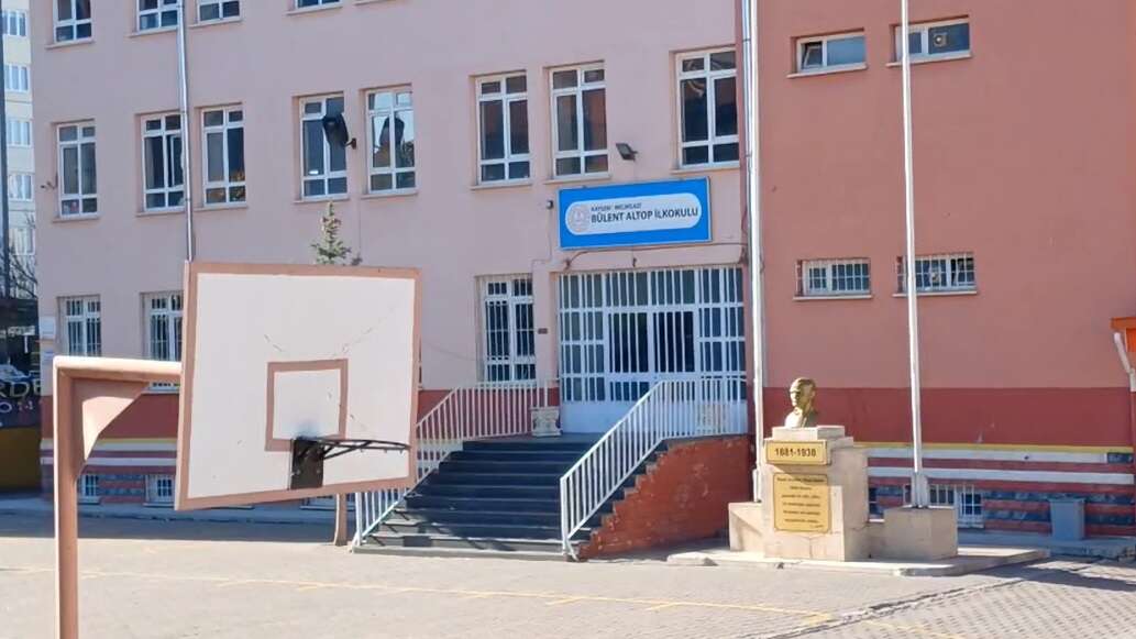 8-yasindaki-ahmetin-olum-sebebi-belli-oldu-gozyaslari-arasinda-topraga-verildi