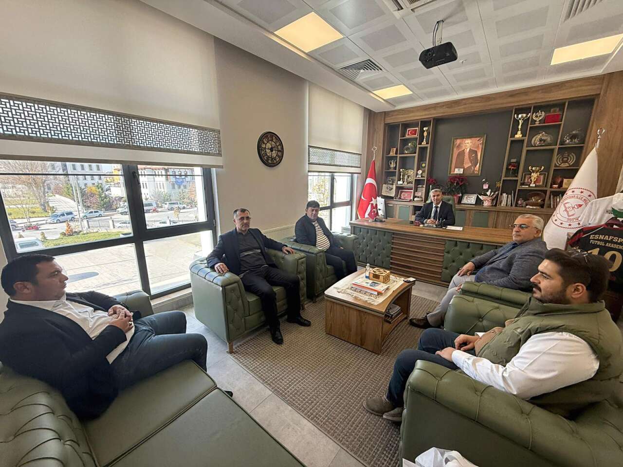 karapinar-sut-ureticileri-birliginden-egitime-destek-ziyareti