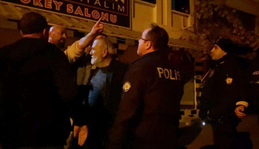 kuseceksen-oynamayalim-diyerek-oturduklari-kahvehanede-kavga-ettiler