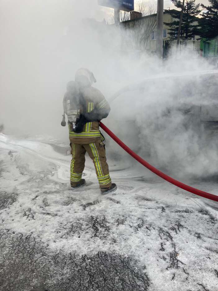 seyir-halindeki-otomobil-alev-aldi