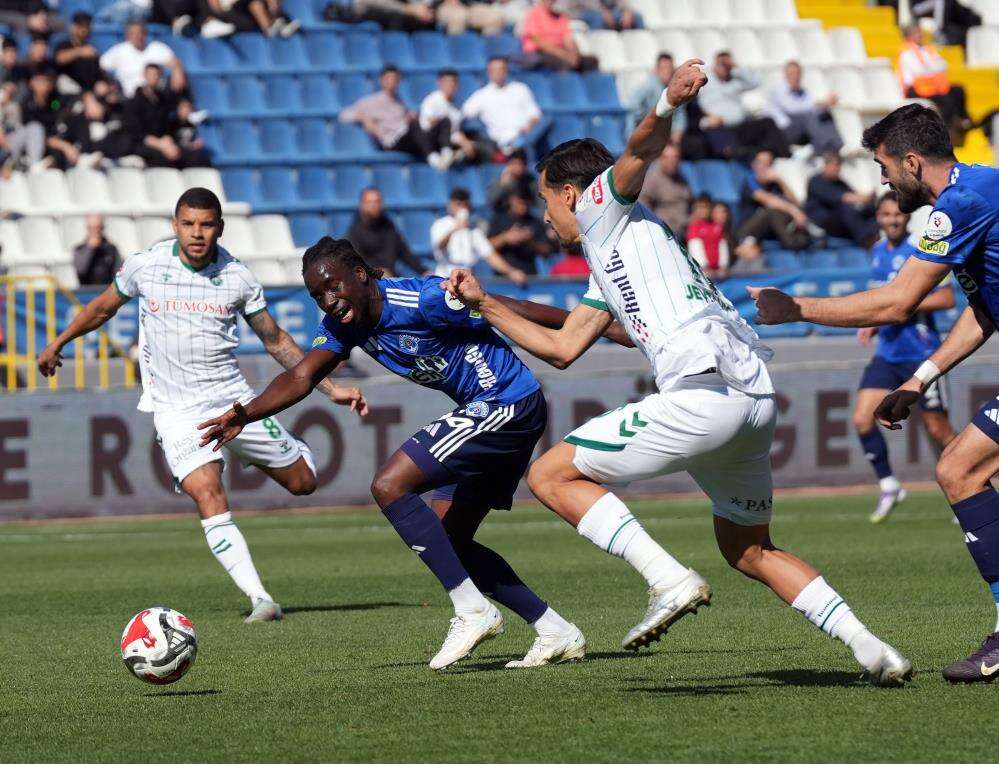 verdigi-kararlarla-tepki-ceken-hakem-yine-konyaspor-macinda