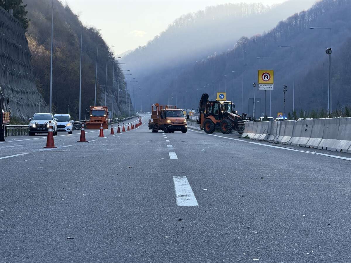 kaza-yapan-tir-otoyolu-trafige-kapatti