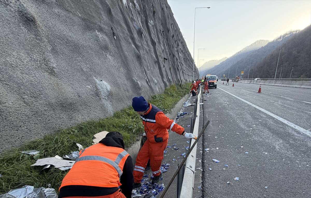 kaza-yapan-tir-otoyolu-trafige-kapatti