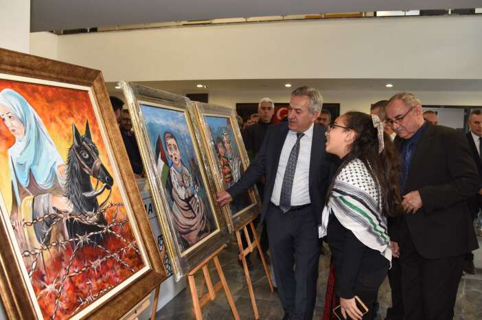 konyada-gazzeli-ogrencilerin-sessiz-cigliklari-tuvale-yansidi