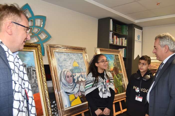 konyada-gazzeli-ogrencilerin-sessiz-cigliklari-tuvale-yansidi