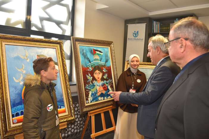 konyada-gazzeli-ogrencilerin-sessiz-cigliklari-tuvale-yansidi