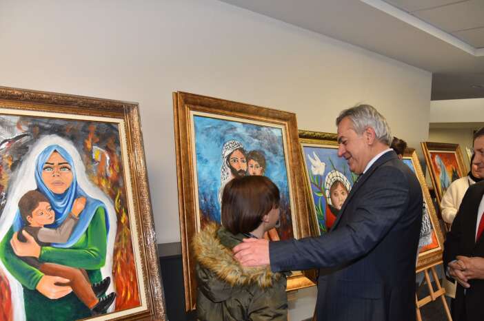 konyada-gazzeli-ogrencilerin-sessiz-cigliklari-tuvale-yansidi