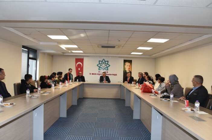 konyada-gazzeli-ogrencilerin-sessiz-cigliklari-tuvale-yansidi