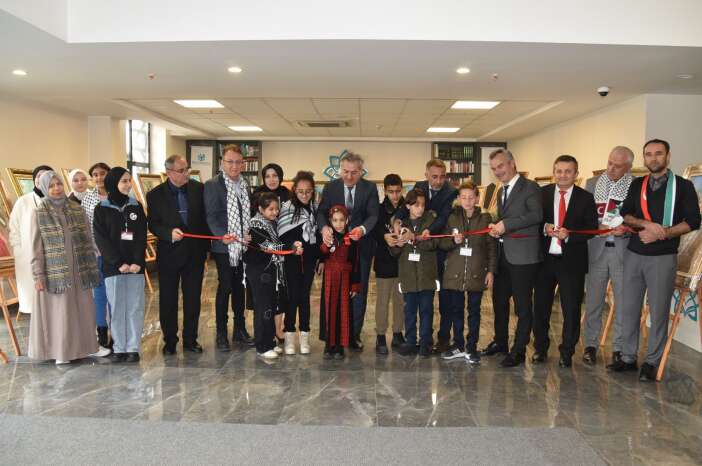 konyada-gazzeli-ogrencilerin-sessiz-cigliklari-tuvale-yansidi