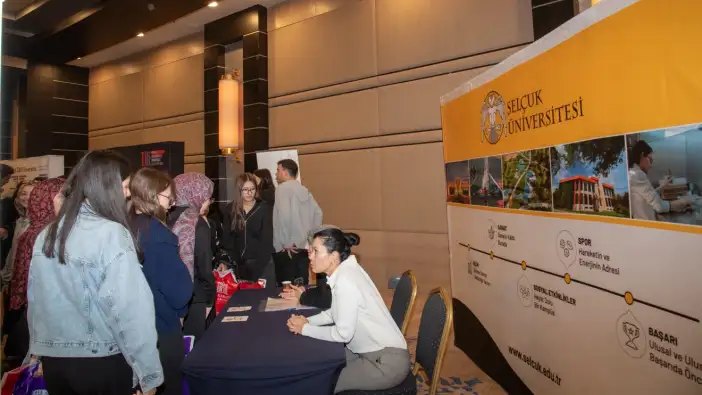 konyanin-onde-gelen-universitesinin-standi-onunde-yogunluk