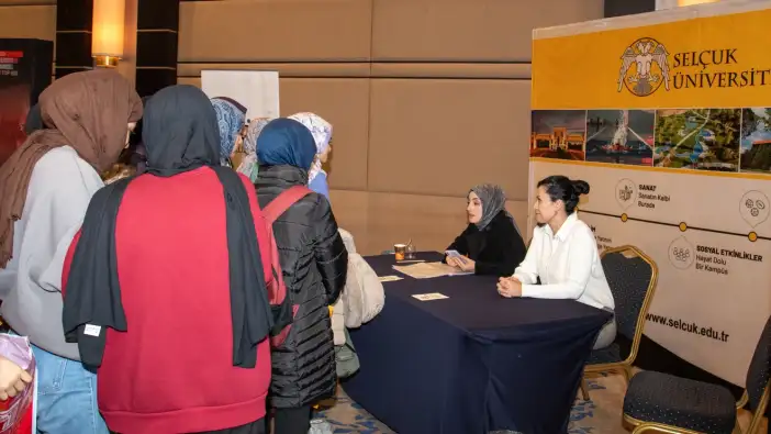 konyanin-onde-gelen-universitesinin-standi-onunde-yogunluk