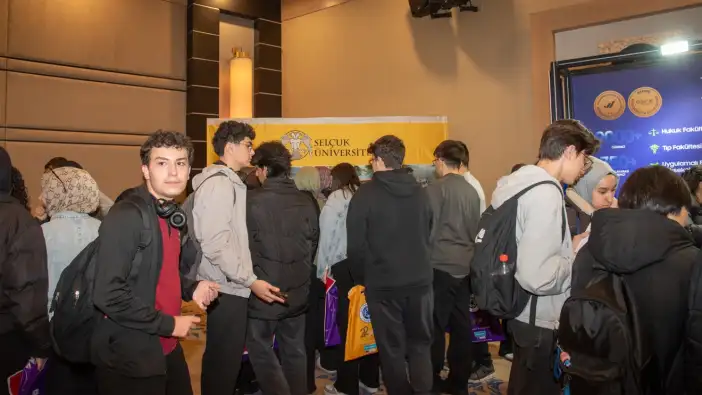 konyanin-onde-gelen-universitesinin-standi-onunde-yogunluk