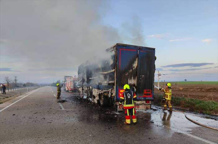 seyir-halindeyken-alev-alan-tir-feci-sekilde-yandi